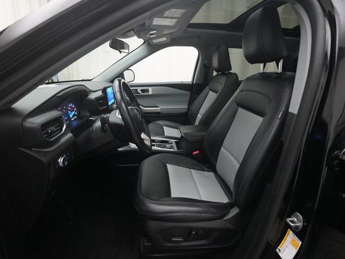 Used 2022 Ford Explorer XLT w/ Equipment Group 202A image 7