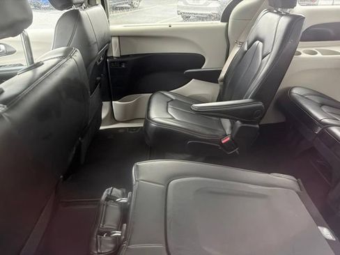 Used 2023 Chrysler Pacifica Touring-L FWD image 11