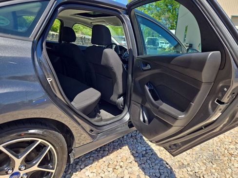 Used 2017 Ford Focus SEL w/ Cold Weather Package FWD image 21