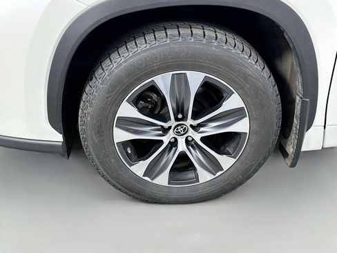 Used 2021 Toyota Highlander XLE AWD/4WD image 30