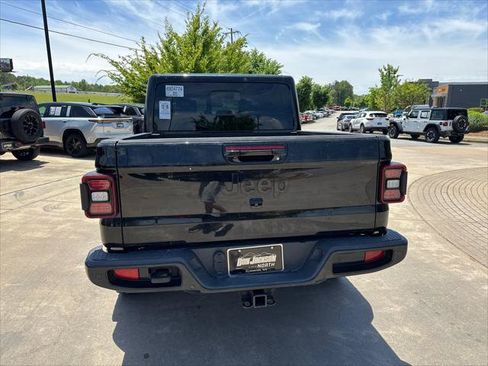 Certified 2022 Jeep Gladiator Overland AWD/4WD image 9