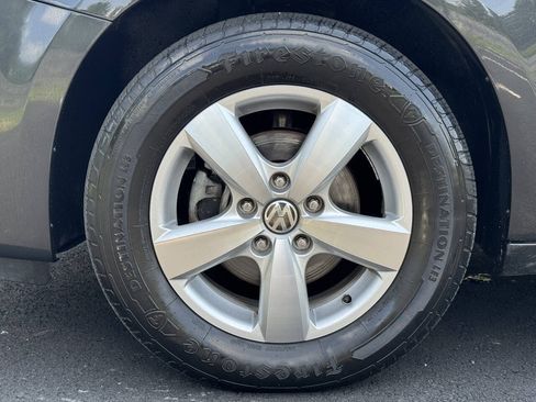 Used 2011 Volkswagen Routan SE FWD image 35
