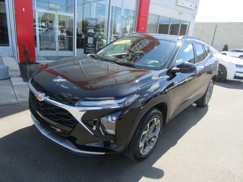 Used 2026 Chevrolet Trax LT FWD image 2