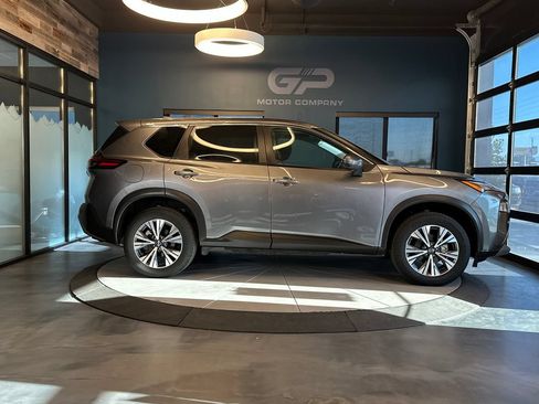 Used 2022 Nissan Rogue SV AWD/4WD image 2