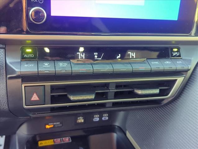 Used 2025 Toyota Camry SE w/ Convenience Package FWD image 18