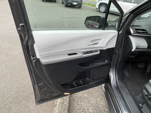 Certified 2025 Toyota Sienna XLE FWD image 16