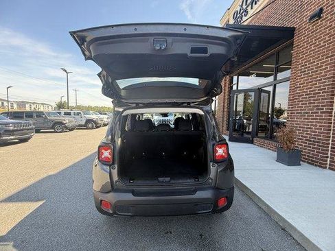 Used 2018 Jeep Renegade Latitude FWD image 13