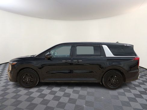 Used 2025 Kia Carnival image 2