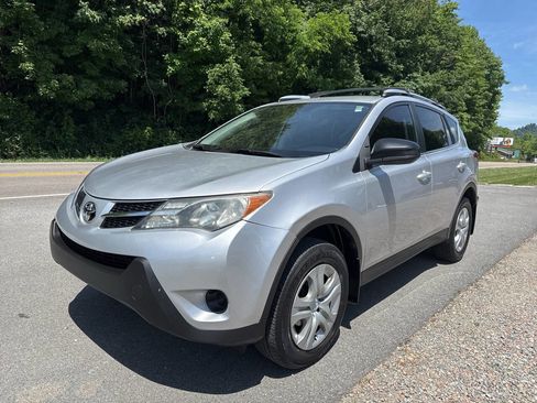 Used 2015 Toyota RAV4 LE AWD/4WD image 1