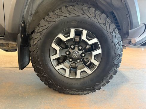 Used 2017 Toyota Tacoma TRD Off-Road AWD/4WD image 11