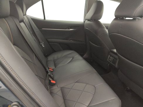 Used 2018 Toyota Camry XLE image 19