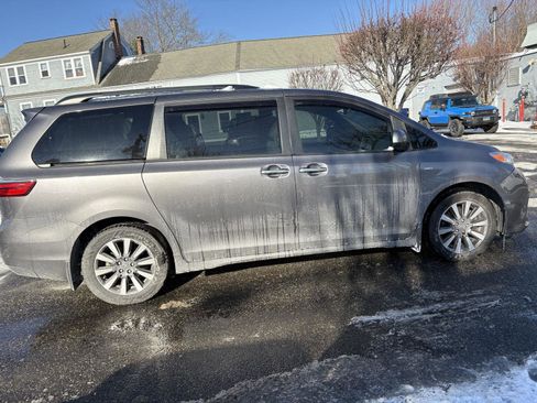 Used 2020 Toyota Sienna XLE image 8