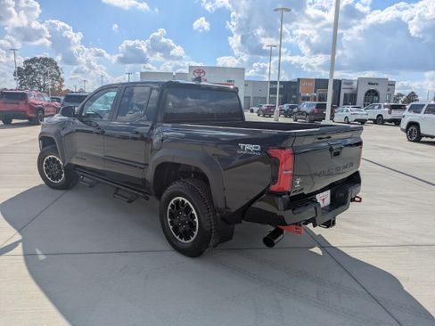 Used 2024 Toyota Tacoma TRD Off-Road image 5