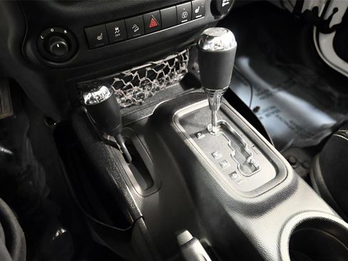 Used 2015 Jeep Wrangler Unlimited Sahara w/ Quick Order Package 24X AWD/4WD image 22