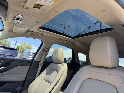 Used 2022 Lincoln Corsair AWD w/ Premium Package image 9