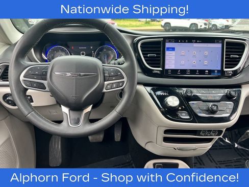 Used 2024 Chrysler Pacifica Touring-L FWD image 9
