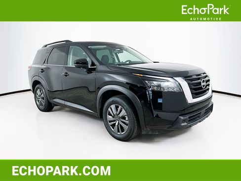 Used 2025 Nissan Pathfinder SV image 1