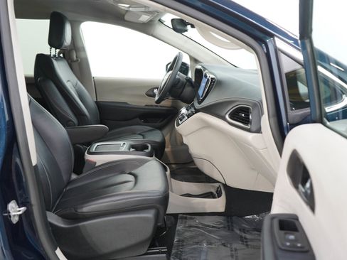 Used 2024 Chrysler Pacifica Limited FWD image 11