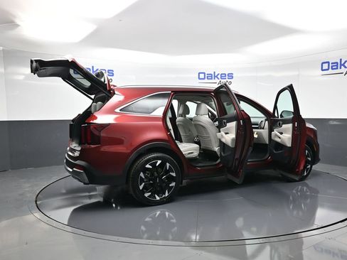 Certified 2025 Kia Sorento EX w/ Panoramic Sunroof Package image 31