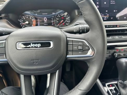 Used 2023 Jeep Compass Latitude w/ Convenience Group AWD/4WD image 16