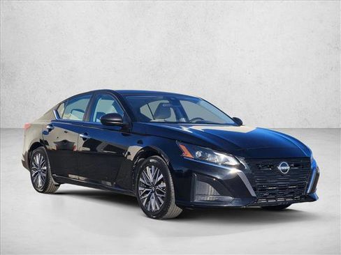 Used 2024 Nissan Altima 2.5 SV FWD image 3