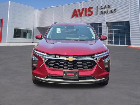 Used 2025 Chevrolet Trax LT w/ LT Convenience Package FWD image 2