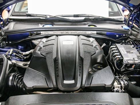 Certified 2023 Porsche Macan S AWD/4WD image 32