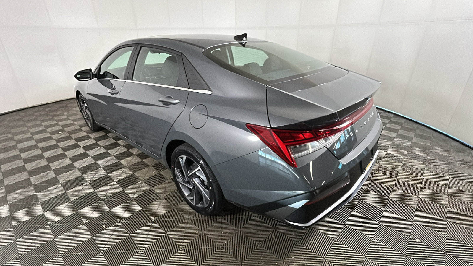 Used 2024 Hyundai Elantra SEL w/ Convenience Package FWD image 5