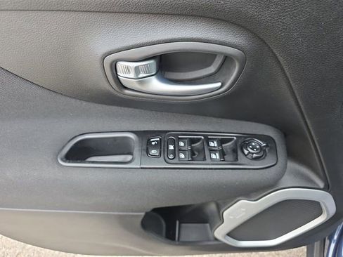Used 2020 Jeep Renegade Latitude w/ Popular Equipment Group FWD image 20