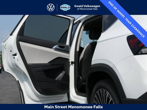 Used 2025 Volkswagen Taos SE image 33
