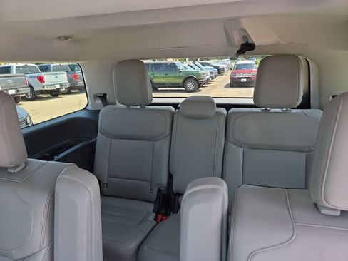 Used 2025 Ford Expedition Active AWD/4WD image 19