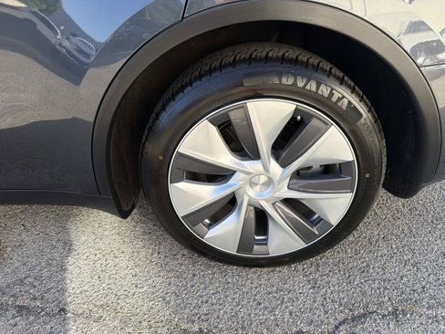 Used 2022 Tesla Model Y Long Range AWD/4WD image 6