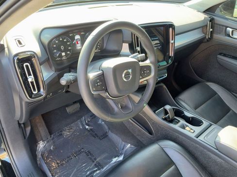 Certified 2022 Volvo XC40 T5 Momentum image 4