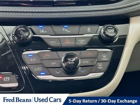 Used 2023 Chrysler Pacifica Touring-L FWD image 21