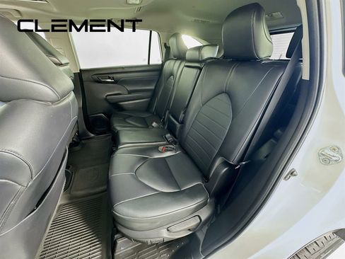 Used 2022 Toyota Highlander XLE image 32