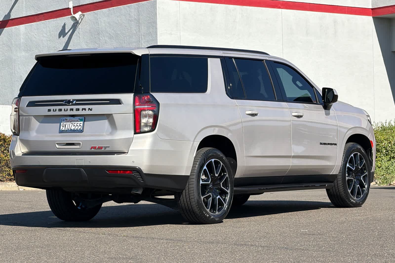 Used 2021 Chevrolet Suburban RST AWD/4WD image 2
