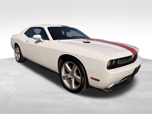 Used 2014 Dodge Challenger SXT RWD image 4