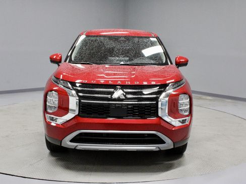 New 2025 Mitsubishi Outlander SE image 3
