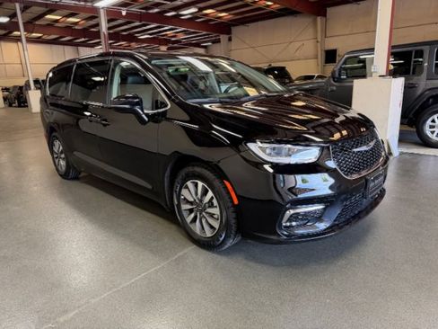 Used 2024 Chrysler Pacifica Limited FWD image 6