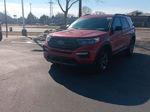 Used 2024 Ford Explorer XLT w/ Equipment Group 202A image 9