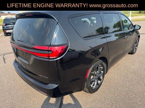 Used 2025 Chrysler Pacifica Limited FWD image 8
