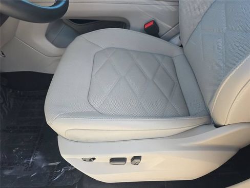 Used 2024 Volkswagen Atlas SE w/ Panoramic Sunroof Package FWD image 16