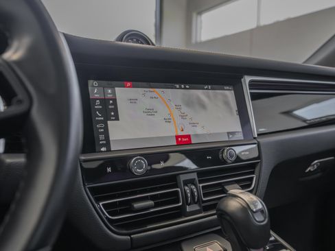 Used 2023 Porsche Macan AWD/4WD image 32