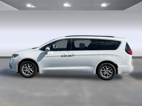 Used 2022 Chrysler Pacifica Touring-L FWD image 2