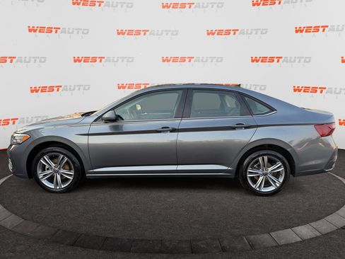 Used 2024 Volkswagen Jetta SE FWD image 2
