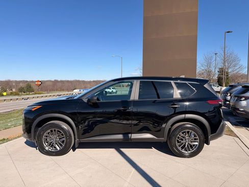 Used 2023 Nissan Rogue S image 2