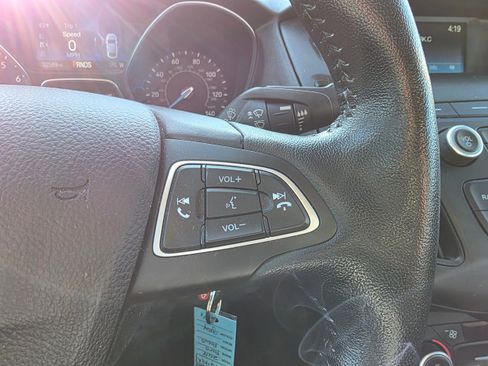 Used 2018 Ford Focus SE w/ SE Appearance Package image 14