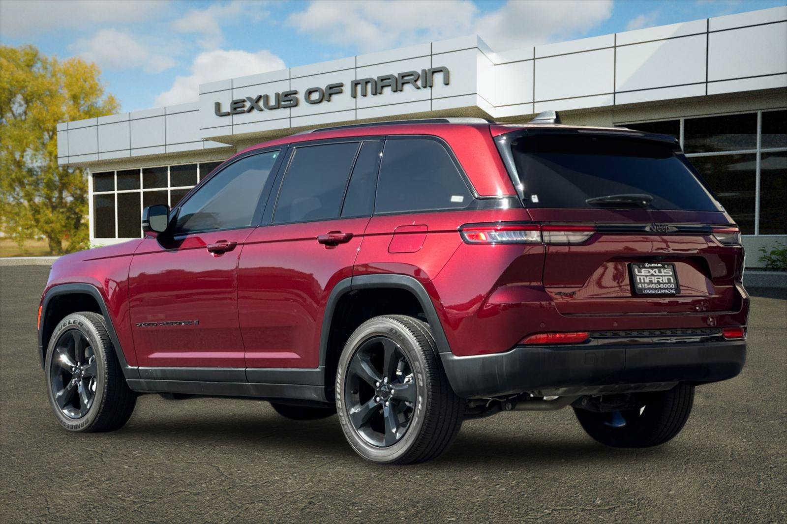Used 2023 Jeep Grand Cherokee Altitude AWD/4WD image 3
