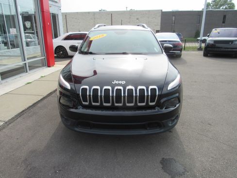 Used 2018 Jeep Cherokee Latitude FWD image 3