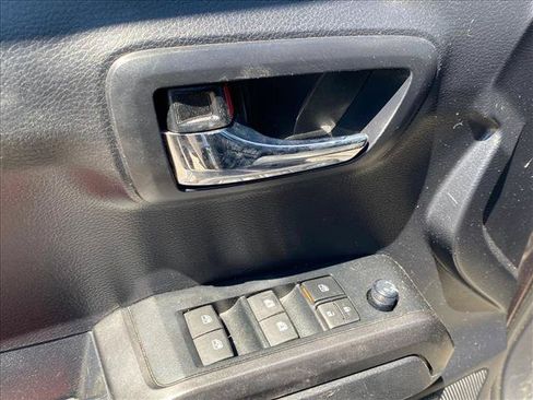 Used 2019 Toyota Tacoma TRD Off-Road AWD/4WD image 9